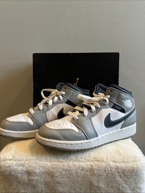 Air Jordan 1 Mid 'Light Smoke Grey'